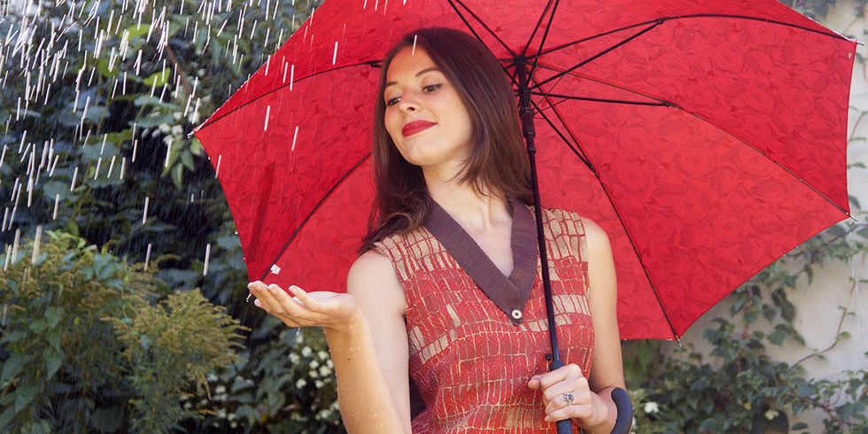 Photo d'un parapluie rouge floral