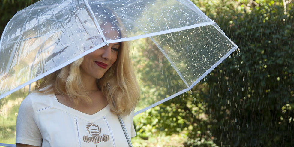 Photo d'un parapluie transparent et blanc